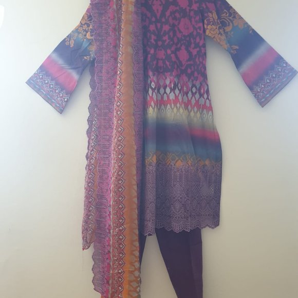Magenta 3-Pcs lawn suit Embroidered - Picture 6 of 8